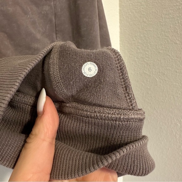 Lululemon Scuba Crew Sweatshirt Washed Dark Chrome Gray Size 6 Women’s - Picture 6 of 9